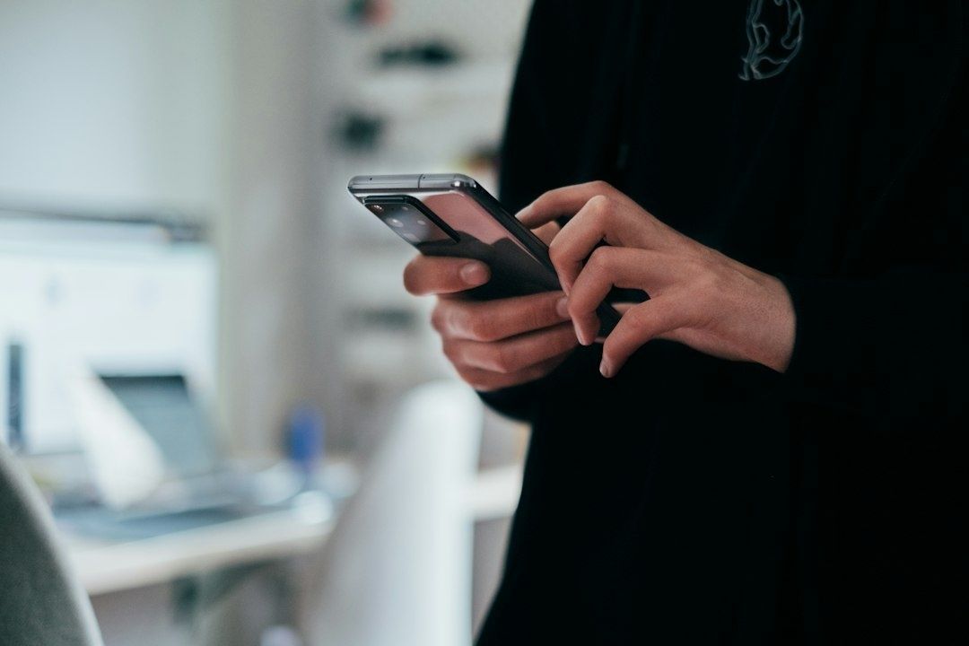 Person använder en smartphone, som vid digital vanespårning